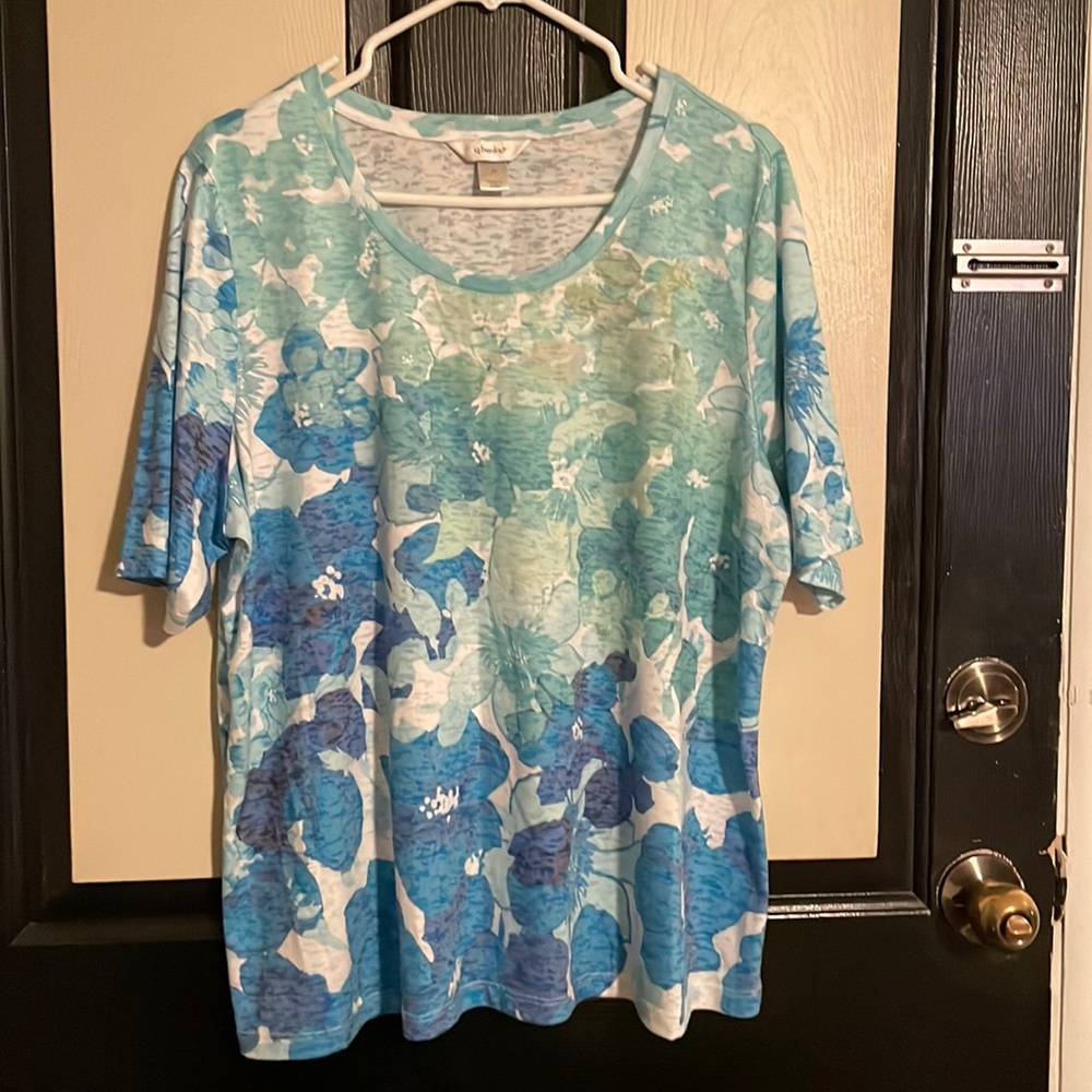 Women’s CJ Banks short sleeve shirt.
